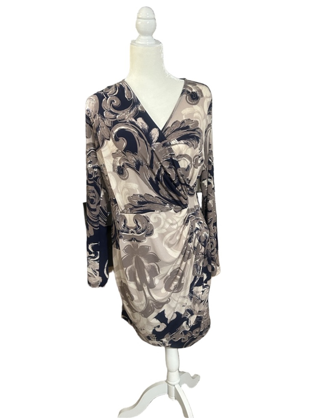 Jennifer Lopez Size Large
Abstract Print Wrap Dress Long Sleeve size large